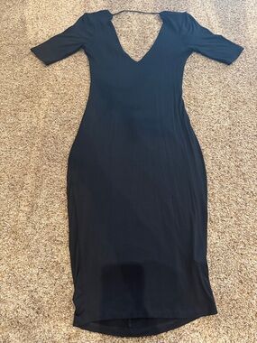 Elegant Black V-Neck Midi Dress with Short Sleeves